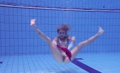 Proklova takes off bikini and swims under water