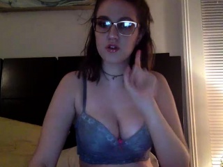 slut dyanne18 flashing boobs on live webcam