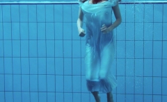 Hot Teen Unterwasser Swims And Strips