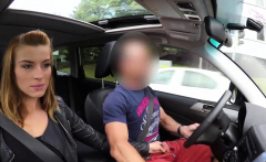 Hunt4k. Jeune Poussin Bien Equilibre A Besoin Dargent Alors