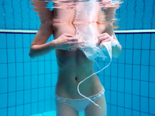 Blonde babe naked underwater Diana Zelenkina