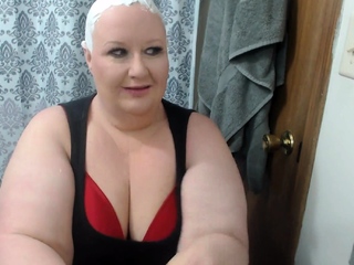 Australian BBW with big boobs gives blowjob