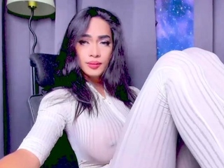 Big boob brunette masturbates on webcam
