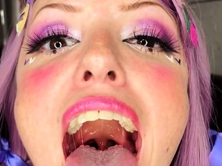 Hot pussy spreading close up for solo toying stunner
