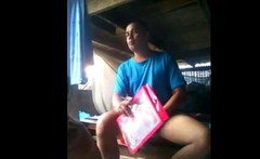 Exibicionista gay mostra o pau em barco